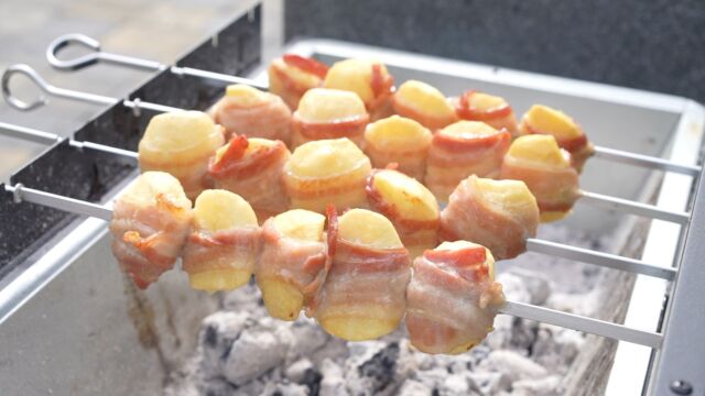 Apfel Bacon Spieße 🍎🍏Dieses Rezept findet ihr auch auf unserem Meateor & Spicebude YouTube Kanal. Hier hat der Grillweltmeister @oliver_sievers  für euch dieses tolle Rezept auf unserem MEATEOR Mangal Grill zubereitet, der Mangal ist dafür einfach perfekt 🫠Apfel Bacon Spieße sind eine köstliche Kombination aus saftigen Apfelstücken und knusprigem Bacon. Die süßen und salzigen Aromen vermischen sich perfekt und machen diese Spieße zu einem beliebten Fingerfood auf jeder Party.Schaut es euch an, probiert es aus & erzählt und davon 😃💥 Abonniert gerne unseren YouTube Kanal und verpasst keine neuen Videos und Tutorials 🎥Ist eine unserer Schöpfungen schon bei dir eingezogen? Lass es uns wissen und poste dein Foto oder Video mit @meateor.de und schon wissen wir Bescheid, dass du ein Teil unserer Community bist. 🤩#meateor #snack #schnellerezepte #grill #grillenmachtglücklich #bbq #gönndir