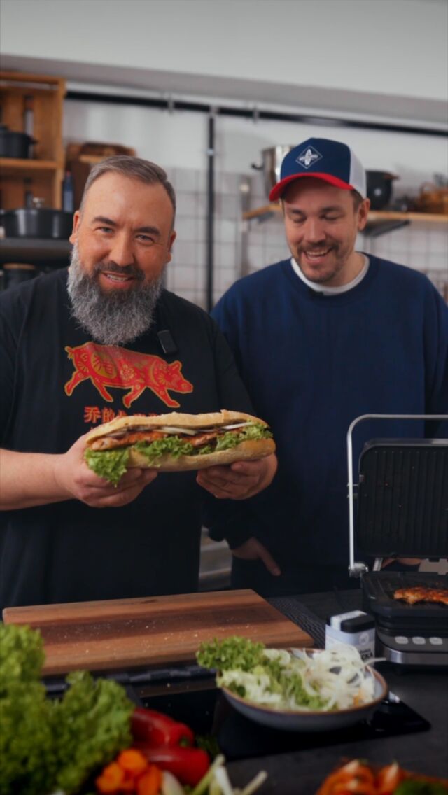 Na, wer kennt Kachelfleisch? Und das dann noch auf einem Sandwich, megalecker! 💣 Hier zeigt euch der Grillweltmeister @oliver_sievers zusammen mit dem Comedian @jan_fun_weyde ein tolles Rezept dazu. Mit Charme und Witz wird aus dem Sandwich ein leckeres Pausenbrot 😂Kachelfleisch ist besonders saftig und eignet sich hervorragend zum Grillen. Schnell und easy geht das auf unserem Tisch- und Kontaktgrill und das mit wenigen Zutaten. Abgerundet mit der Gewürzmischung Hömma Lecka von Spicebude ist dies ein feiner Snack 🤌🏼💥 Abonniert gerne unseren Meateor & Spicebude YouTube Kanal und verpasst keine neuen Videos und Tutorials 🎥 Ist eine unserer Schöpfungen schon bei dir eingezogen? Lass es uns wissen und poste dein Foto oder Video mit @meateor.de und #meateor. Schon wissen wir Bescheid, dass du ein Teil unserer Community bist. 🤩#meateor #grill #bbq #fun #sandwich #snack #rezept #gönndir