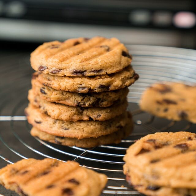 Chocolate Chips Cookies zu Muttertag 💞Auch wir möchten da gratulieren und wünschen allen Mamas einen wundervollen und entspannten Muttertag - was wären wir nur ohne euch 💐Schenkt ihr euerer Mum auch eine Tüte der köstlichen Cookies? Nein? Dann nichts wie ran an den Meateor Tisch- und Kontaktgrill. Diese sind nämlich so schnell fertig, genauso schnell, wie sie aufgegessen sind 😄Ob mit Schokolade, Vanille oder Zitrone, wandelt das Rezept doch gerne mal um. Ihr findet es auch auf unserem Meateor & Spicebude YouTube Kanal - abonniert diesen gerne, um keine neuen Videos und Tutorials zu verpassen 🎥Oder seid ihr eher Team Kuchen❓Ist eine unserer Schöpfungen schon bei dir eingezogen? Lass es uns wissen und poste dein Foto oder Video mit @meateor.de und #meateor. Schon wissen wir Bescheid, dass du ein Teil unserer Community bist. 🤩#muttertagsgeschenk #muttertag #cookies #schnellesrezept #rezepte #kuchenliebe #familytime