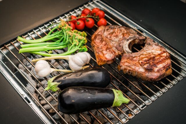 etzt schon ans Wochenende denken 😄 sieht das nicht fantastisch aus? Eine köstliche Vorspeise aus der italienischen Küche, eine tolle Kombi aus Gemüse und wie hier Fleisch.Der Grillweltmeister @bbqklausbreinig  hat den Antipastiteller mit Schweinesteaks auf unserem Ambiente Feuertisch Cube gezaubert 🤌🏼Das Rezeptvideo haben wir euch vor noch gar nicht allzu langer Zeit gezeigt. Habt ihr es schon gesehen❓ Was haltet ihr davon❓💥 Abonniert auch gerne unseren Meateor & Spicebude YouTube Kanal und verpasst keine neuen Videos und Tutorials 🎥Ist eine unserer Schöpfungen schon bei dir eingezogen? Lass es uns wissen und poste dein Foto oder Video mit @meateor.de und #meateor. Schon wissen wir Bescheid, dass du ein Teil unserer Community bist. 🤩#grill #schnellerezepte #bbq #ambiente #lecker #antipasti #gönndir