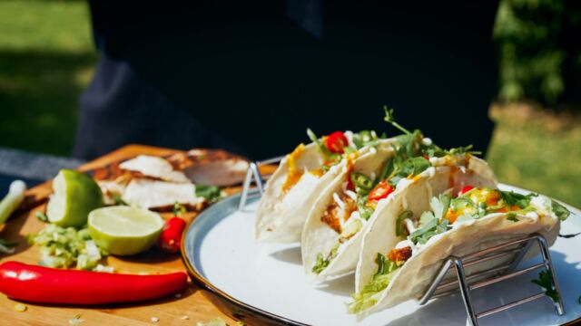 Sonst heißt es ja gerne #fishfriday, warum machen wir daraus nicht mal den #tacofriday 😃So einfach und schnell zeigt euch der Grillweltmeister @oliver_sievers  in unserem Rezeptvideo wie diese super leckern Hähnchen Tacos 🌮 auf unserem faltbarem Gasgrill zubereitet werden.Nicht nur in Mexiko sind Hähnchentacos ein sehr beliebtes Gericht. Die Tacos werden oft mit Avocado, Koriander und Salsa serviert. Schaut euch das Video an - einfach bombe 💣💥 Abonniert auch gerne unseren Meateor & Spicebude YouTube Kanal und verpasst keine neuen Videos und Tutorials 🎥Ist eine unserer Schöpfungen schon bei dir eingezogen? Lass es uns wissen und poste dein Foto oder Video mit @meateor.de und #meateor. Schon wissen wir Bescheid, dass du ein Teil unserer Community bist. 🤩#taco  #snacks  #lecker  #einfacherezepte  #rezepte  #grill  #summertime  #picknick  #gönndir