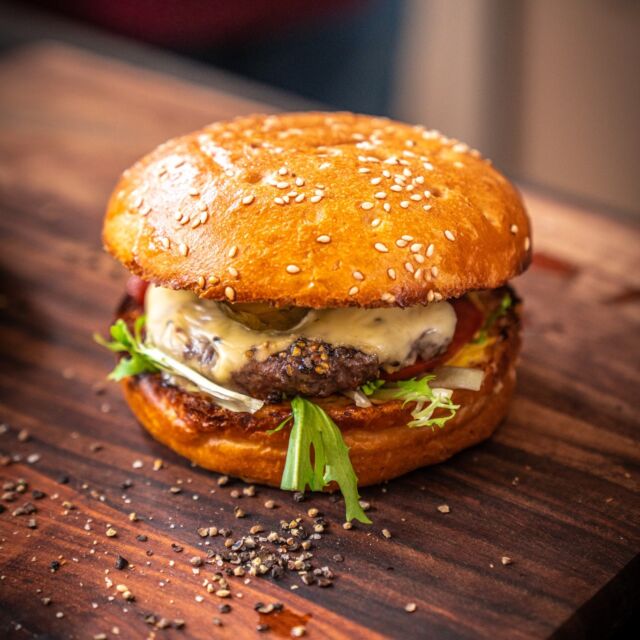 Wir wünschen allen Vätern einen wundervollen Vatertag 😉Noch unvergesslicher wird der Tag mit tollen Freunden und einer vollen Grillplatte 💥 Schaut euch unseren Wagyuburger an - ist der nicht grandios. Wir lassen uns den besten Burger des Jahres servieren!Was gibt es bei euch heute❓💥 Abonniert auch gerne unseren Meateor & Spicebude YouTube Kanal und verpasst keine neuen Videos und Tutorials 🎥  Auch der Wagyuburger ist bereits dabei❗️Ist eine unserer Schöpfungen schon bei dir eingezogen? Lass es uns wissen und poste dein Foto oder Video mit @meateor.de und #meateor. Schon wissen wir Bescheid, dass du ein Teil unserer Community bist. 🤩#vatertag #grillen #grillenmitfreunden #gönndir #wagyuburger #grillplatte #familytime #party