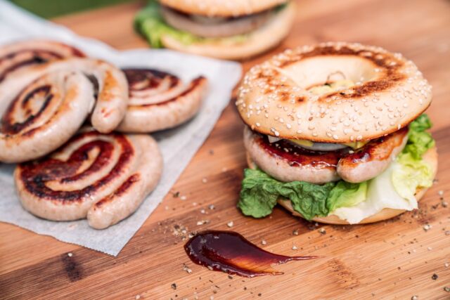 Jeder mag doch Bratwurstschnecken, wie wäre es dann mit einem schnellen Bagel 🥯 ?Mit wenigen Zutaten wie, na klar der Bratwurst, Salat, Zwiebeln, BBQ Sauce, Senf und Pfeffer zeigt euch der Grillweltmeister @OlivcerSievers in unserem Video das Rezept dazu auf unserem Kontaktgrill.Aber denkt daran, vor dem Verzehr den Spieß bei der Wurst rauszunehmen 😊💥 Abonniert doch gerne unseren Meateor & Spicebude YouTube Kanal und verpasst keine neuen Videos und Tutorials 🎥Ist eine unserer Schöpfungen schon bei dir eingezogen? Lass es uns wissen und poste dein Foto oder Video mit @meateor.de und #meateor. Schon wissen wir Bescheid, dass du ein Teil unserer Community bist. 🤩#grillen #snacks #wurst #summertime #lecker #leckeressen #gönndir