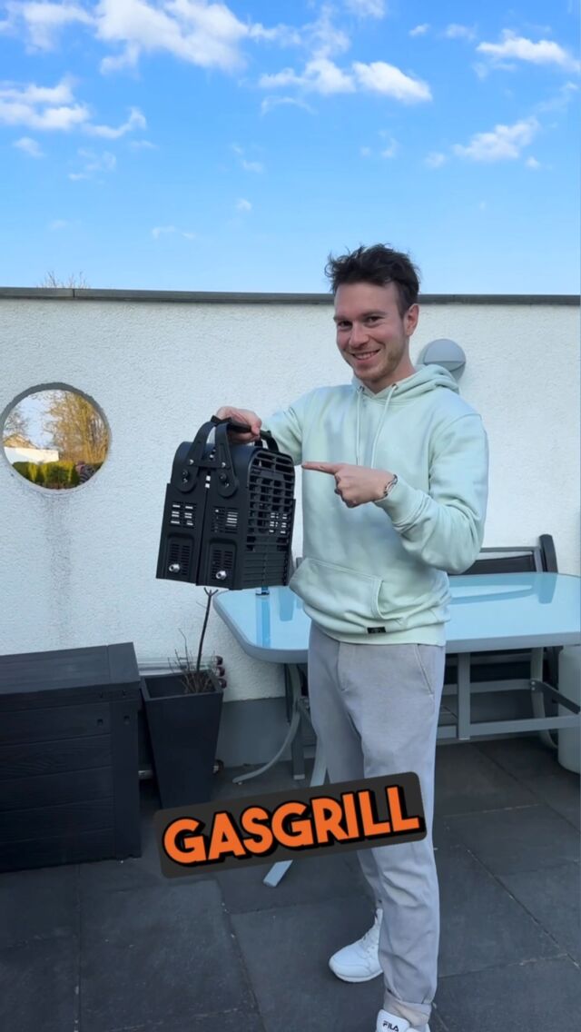 Hipp hipp hurra, bald sind die Sommerferien da 😃 Wer von euch fährt gerne campen? 🏕️Da haben wir genau den richtigen Gasgrill für euch! Auf diesem kann man nicht nur hervorragend grillen, er ist auch sehr kompakt und leicht zu verstauen 🤩ABER nicht nur zum Campen, sondern auch für Radtouren, Picknick, Wanderungen usw. ist dieser Grill super. Denn man kann ihn nicht nur mit der Gasflasche betreiben, sondern auch mit den handelsüblichen Gaskartuschen 💥Eine praktische Tragetasche wird zum Grill mitgeliefert.►►Den faltbaren Gasgrill direkt online bestellen ◀︎◀︎
[https://www.meateor.de/produkt/meateor-faltbarer-gasgrill](https://www.meateor.de/produkt/meateor-faltbarer-gasgrill/)/💥 Abonniert diesen doch gerne und verpasst keine neuen Videos und Tutorials 🎥 Ist eine unserer Schöpfungen schon bei dir eingezogen? Lass es uns wissen und poste dein Foto oder Video mit @meateor.de und #meateor. Schon wissen wir Bescheid, dass du ein Teil unserer Community bist. 🤩#camping #grill #grilling #picknick #wandern #zeitmitfreunden #campinglife #musthave
