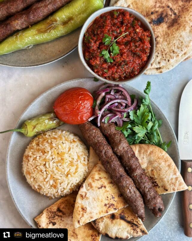 #Repost @bigmeatlove 
・・・
werbung| Adana Kebab vom Mangalgrill ❤️ über Holzkohle gegrillt und mit Pilav, Acili Ezme und frischem Fladenbrot serviert. Einfach nur ein Traum. Was das alles ist und vor allem wie ihr es perfekt zubereitet erfahrt ihr im Blog. 
Die Kebab Spieße habe ich aus reinem Rindfleisch gemacht und auf dem @meateor.de Mangalgrill über Holzkohle gegart. Ich Feier diesen kleinen Alleskönner einfach, Spieße grillen ist immer wieder geil. Die Spieße schmecken mir noch besser mit einer Mischung aus Rind und Lamm, aber das findet bei meiner Liebsten nicht den aller größten Anklang 😂 wenn ihr bock auf nen geilen Grillteller habt schaut ins Rezept und geht schon mal fürs Wochenende einkaufen.
❌ DEN LINK ZUM BEITRAG FINDET IHR OBEN IN DER BIO🔝
.
#bigmeatlove #adana #kebab #meateor #mangalgrill #türkisch #food #türkischessen #pilav #aciliezme #fladenbrot #cuisine #grillteller
