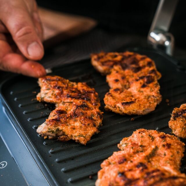 Kachelfleisch 💥 sooooo lecker 🤤 und das dann auf einem weltklasse Sandwich.Das war mit wenigen Zutaten so schnell zubereitet, da konnte man kaum gucken und schon war es wieder weg 😁Hier haben der Grillweltmeister @oliver_sievers  und der Comedian @jan_fun_weyde  auf ihre sehr witzige Weise dieses leckere Sandwich zubereitet.Habt ihr das Rezeptvideo dazu schon gesehen?💥 Abonniert gerne unseren Meateor & Spicebude YouTube Kanal und verpasst keine neuen Videos und Tutorials 🎥  Auch das Video zum Sandwich findet ihr dort❗️Ist eine unserer Schöpfungen schon bei dir eingezogen? Lass es uns wissen und poste dein Foto oder Video mit @meateor.de und #meateor. Schon wissen wir Bescheid, dass du ein Teil unserer Community bist. 🤩#grill #grillporn #rezept #baguette #bbq #food #lecker #gönndir