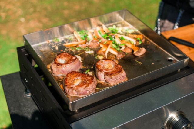 🇮🇹 Ossobuco ist ja ein traditionelles italienisches Gericht, das aus Kalbshaxe zubereitet wird. ABER hier hat der Starkoch @ralfjakumeit  für euch das Ossobuco DELUXE 💥 auf unserem Plancha-Gasgrill zubereitet.Bei dem wird in das Rinderfilet mittig eine Jakobsmuschel eingesetzt. Das sieht nicht nur köstlich aus, sondern ist es auch 🤤Das Rezeptvideo dazu findet ihr auch auf unserem Meateor & Spicebude YouTube Kanal.💥 Abonniert diesen doch gerne und verpasst keine neuen Videos und Tutorials 🎥Ist eine unserer Schöpfungen schon bei dir eingezogen? Lass es uns wissen und poste dein Foto oder Video mit @meateor.de und #meateor. Schon wissen wir Bescheid, dass du ein Teil unserer Community bist. 🤩#ossobuco #rezepte #surfandturf #grillen #lecker #leckeressen #grillenmitfreunden #gönndir