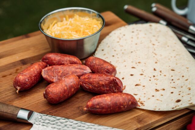 Quesadillas wie wir sie lieben 🫠Dieser mexikanischer Snack besteht aus einer x-beliebigen Füllung. Das kann aus Käse, Fleisch, Gemüse und anderen Zutaten bestehen 🤩Hier hat der Grillweltmeister @oliver_sievers  was richtig leckeres mit einer Chorizofüllung auf unserem Plancha Grill gegrillt. Mit wenigen weiteren Zutaten, wie Lauchzwiebel, Paprika, Chili 🌶️ 😋und Käse war das echt ein Träumchen von “Snack”Falls ihr sehen möchtet, wie er eine tolle Käsekruste dafür zubereitet, kopiert gerne den Link und schaut es euch an:https://www.youtube.com/watch?v=s_CQzc1A10A💥 Abonniert doch unseren Meateor & Spicebude YouTube Kanal und verpasst keine neuen Videos und Tutorials 🎥Ist eine unserer Schöpfungen schon bei dir eingezogen? Lass es uns wissen und poste dein Foto oder Video mit @meateor.de und #meateor. Schon wissen wir Bescheid, dass du ein Teil unserer Community bist. 🤩#bbq #grill #schnellerezepte #snack #gönndir #lecker #grillenmachtglücklich