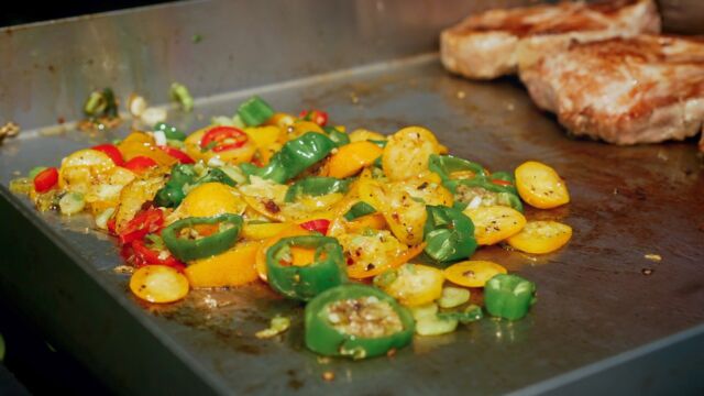 Kumquats, wer kennt sie nicht❓Und sieht das nicht herrlich erfrischend aus❓Hier grillte mit der tollen Frucht der Grillweltmeister @oliver_sievers  auf unserem Plancha Gasgrill ein richtig leckeres Chutney 😋Mit ein paar Zutaten, wie:Kumquatsmilde und scharfe ChiliesLauchzwiebelnetwas LimettensaftSalz und PfefferAnanas-Chili Soße zum Abrunden,wird dies eine tolle Beilage für unsere Schweinekoteletts und so ziemlich jedes andere Grillgericht.Probiert es aus 😃💥 Abonniert doch unseren Meateor & Spicebude YouTube Kanal und verpasst keine neuen Videos und Tutorials 🎥Ist eine unserer Schöpfungen schon bei dir eingezogen? Lass es uns wissen und poste dein Foto oder Video mit @meateor.de und #meateor. Schon wissen wir Bescheid, dass du ein Teil unserer Community bist. 🤩#bbq #grill #grillen #einfacherezepte #rezept #chutney #gönndir #food #foodie