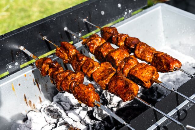 Wir könnten gerade von Spießen nicht genug bekommen und dann auch noch von den seeeehr leckeren Schweinefiletspießen 🐷Kommt 😃 Schweinefiletspieße vom Grill sind eine köstliche und einfache Möglichkeit, um ein leckeres Essen auf den Tisch zu zaubern. Die saftigen und zarten Fleischstücke passen perfekt zu einer Vielzahl von Beilagen und sind bei Groß und Klein gleichermaßen beliebt. Bei uns zumindest 😎In dem Rezeptvideo auf unserem YouTube Kanal zeigt euch der Grillweltmeister @oliver_sievers  nicht nur wie einfach diese auf unserem Grill gegrillt werden, sondern auch wie easy die Soße zum Glasieren geht, mit nur drei Zutaten: BBQ Sauce, Ahornsirup und Limette.Hier geht’s zum Rezept:https://www.youtube.com/watch?v=owytJbY0Xx0💥 Abonniert doch unseren Meateor & Spicebude YouTube Kanal und verpasst keine neuen Videos und Tutorials 🎥Ist eine unserer Schöpfungen schon bei dir eingezogen? Lass es uns wissen und poste dein Foto oder Video mit @meateor.de und #meateor. Schon wissen wir Bescheid, dass du ein Teil unserer Community bist. 🤩#bbq #grill #grillenmachtglücklich #rezepte #youtubevideo #summer #schnellerezepte #gönndir