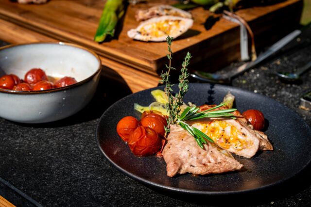 Surf & Turf Cordon bleu mit geflämmten Lauch und Honig Tomaten vom Starkoch @ralfjakumeit 🤩Wie klingt das für euch? Wir finden es fantastisch❗️Auf unserem Ambiente Cube Kohlegrill grillt er das Kalbsfleisch mit einer Garnelenfüllung. Die Füllung besteht zudem auch aus einem Hartkäse, etwas Knoblauch, Olivenöl und Limettensaft / Abrieb 💣Die Honigtomaten 🍅 gehen ganz simpel: legt sie in eine feuerfeste Schale, mit Honig, Olivenöl und Kräutern. Stellt das Ganze einfach in die Flamme 🔥 bis die Tomaten aufplatzen und genießt einfach.💥 Abonniert doch unseren Meateor & Spicebude YouTube Kanal und verpasst keine neuen Videos und Tutorials 🎥Ist eine unserer Schöpfungen schon bei dir eingezogen? Lass es uns wissen und poste dein Foto oder Video mit @meateor.de und #meateor. Schon wissen wir Bescheid, dass du ein Teil unserer Community bist. 🤩#bbq #grill #schnellerezepte #food #rezepte #lecker #grillen #einfacherezepte #gönndir