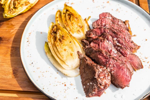Wir lieben Chicorée und ein schönes Stück Rumpsteak sowieso. Was haltet ihr davon❓Chicorée 🥬 ist so ein gesundes Gemüse, das reich an Ballaststoffen und Vitaminen ist. Man kann es zwar kochen oder roh essen, aber uns schmeckt er am liebsten vom Grill 😃Aber OK, hier bleibt der Hauptakteur das Rumpsteak 🥩, auch dieses grillt der Grillweltmeister @oliver_sievers  auf der Plancha, ein Zubehörteil für unseren Mangalgrill.Der Mangal ist also nicht nur mit den mitgelieferten acht Spießen ein wirklich toller Grill, sondern auch anderweitig einsetzbar 🤩Das Rezeptvideo dazu, auf unserem YouTube Kanal, findest du hier:
https://www.youtube.com/watch?v=Xp82U3iRJI0💥 Abonniert doch auch gerne unseren Meateor & Spicebude YouTube Kanal und verpasst keine neuen Videos und Tutorials 🎥Ist eine unserer Schöpfungen schon bei dir eingezogen? Lass es uns wissen und poste dein Foto oder Video mit @meateor.de und #meateor. Schon wissen wir Bescheid, dass du ein Teil unserer Community bist. 🤩#grill #camping #rezept #steak #gemüse #grillenmachtglücklich #lecker #gönndir