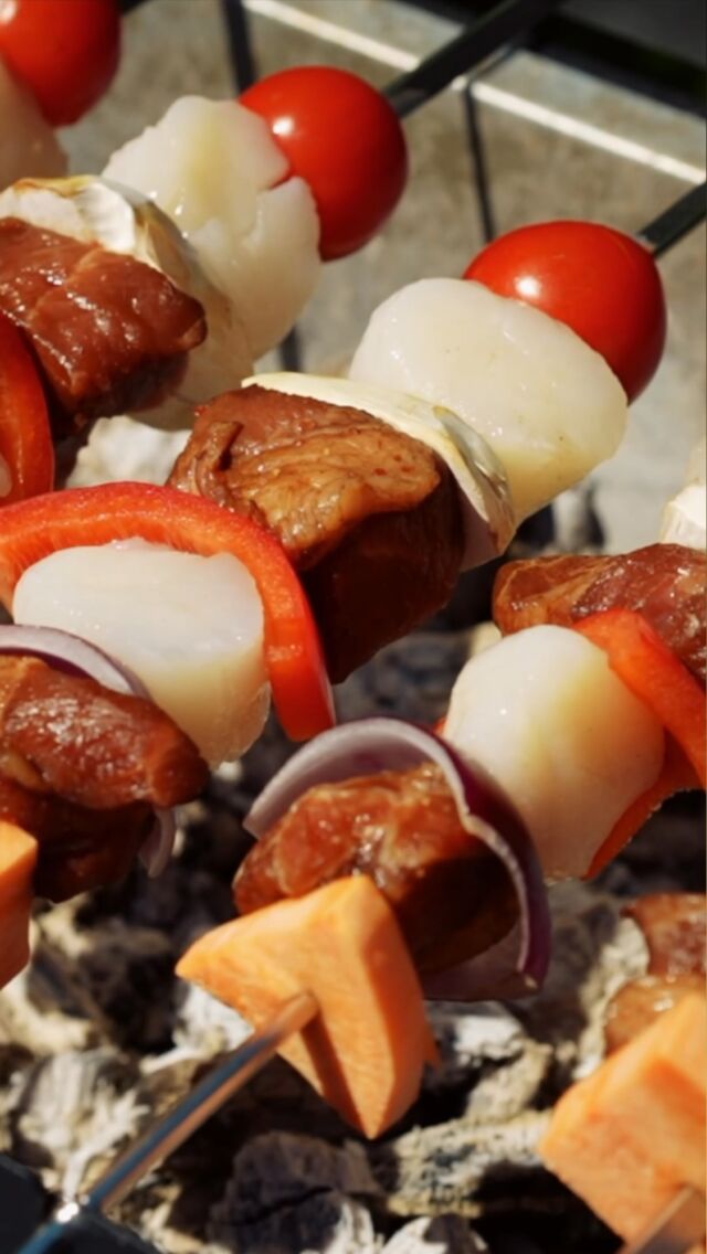 Klingt das nicht fantastisch: Surf & Turf Spieße mit Tomaten-Trauben Salsa 💃🏻Hier haben wir für Euch die absolut leckeren Surf & Turf Spieße nach einem Rezept von Starkoch @ralfjakumeit💥 Gegrillt hat er sie auf unserem Meateor traditionellen Mangal Kohlegrill 💥 Da die Spieße automatisch gedreht werden, ist der Garvorgang echt easy- Für die Zutaten der Spieße verwendet er: Duroc Nacken, Jakobs Muscheln, Pilze, Kirschtomaten und rote Zwiebeln.
- Die Salsa bereitet er zu während die Spieße schön vor sich hin grillen, mit: Tomaten, Weintrauben, roten Zwiebeln, Frühlingszwiebeln und etwas Limettensaft.💥 Abonniert doch gerne unseren Meateor & Spicebude YouTube Kanal und verpasst keine neuen Videos und Tutorials 🎥 Ist eine unserer Schöpfungen schon bei dir eingezogen? Lass es uns wissen und poste dein Foto oder Video mit @meateor.de und #meateor. Schon wissen wir Bescheid, dass du ein Teil unserer Community bist. 🤩#surfandturf #grill #starkoch #rezept #einfachlecker #lecker #gönndir