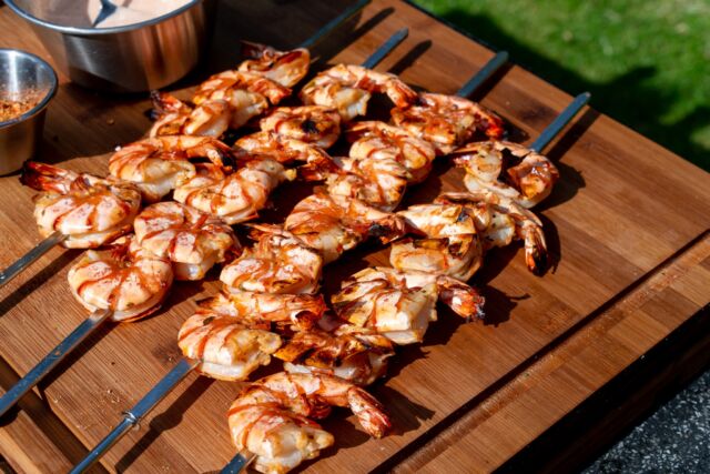 Da wir euch vorgestern unseren Mangalgrill mit den Surf & Turf Spießen gezeigt haben, haben wir hier noch ein fantastisches Rezept mit Garnelen 💥Hier grillt der Grillweltmeister @oliver_sievers  richtig leckeren, marinierten Garnelenspieße 🍤Die Marinade ist sooo gut und mit Grapefruitsaft verfeinert, das fruchtige leicht saure passt perfekt dazu 😃 … zudem verwendet er noch: scharfe Soße, Limette, BBQ Rub, Lauchzwiebeln und 🌶️ Chilischoten.Schaut euch gerne das komplette Video auf unserem YouTube Kanal an:https://www.youtube.com/watch?v=PHU9ijvtI2USie sehen nicht nur grandios aus, sondern schmecken auch so 🤤💥 Abonniert doch unseren Meateor & Spicebude YouTube Kanal und verpasst keine neuen Videos und Tutorials 🎥Ist eine unserer Schöpfungen schon bei dir eingezogen? Lass es uns wissen und poste dein Foto oder Video mit @meateor.de und #meateor. Schon wissen wir Bescheid, dass du ein Teil unserer Community bist. 🤩#lecker #fishfriday #garnelen #rezepte #schnellerezepte #grill #grillenmachtglücklich #gönndir