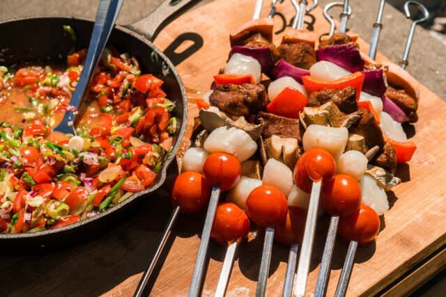 Startet ihr das Wochenende auch gerne mit Fisch 🎣 ? Oder doch lieber mit Fleisch 🥩 ?Da treffen wir uns doch gerne in der Mitte 😃Habt ihr unser Rezeptvideo mit dem Starkoch @ralfjakumeit  schon gesehen? Die sind so schnell gemacht und wirklich grandios lecker 🤤 Und gegrillt wurden sie auf unserem tollen Mangal Grill.💥 Abonniert doch unseren Meateor & Spicebude YouTube Kanal und verpasst keine neuen Videos und Tutorials 🎥Ist eine unserer Schöpfungen schon bei dir eingezogen? Lass es uns wissen und poste dein Foto oder Video mit @meateor.de und #meateor. Schon wissen wir Bescheid, dass du ein Teil unserer Community bist. 🤩#surfandturf  #bbq #grillen  #grill #schnellerezepte  #starkoch #lecker  #gönndir