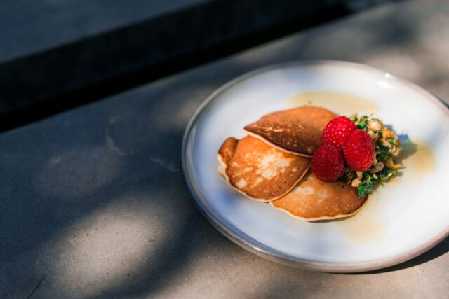 Passend zum Sonntag gibt es bei uns heute ein süßes Gericht 😃
Der Starkoch @ralfjakumeit  hat die beliebten Apfel-Blinis mit Minzpesto auf unserem Plancha Gasgrill gegrillt 🍎🍏Habt ihr das Rezeptvideo dazu schon gesehen? Echt lecker ❣️Kennt ihr Apfel-Blini? Das ist ein süßes Gericht, das eigentlich aus der russischen Küche kommt. Er besteht aus einem dicken Pfannkuchen, der mit Äpfeln verfeinert wird.💥 Abonniert doch gerne unseren Meateor & Spicebude YouTube Kanal und verpasst keine neuen Videos und Tutorials 🎥  Auch das Video zum Apfel-Blini von Ralf Jakumeit findet ihr dort❗️Ist eine unserer Schöpfungen schon bei dir eingezogen? Lass es uns wissen und poste dein Foto oder Video mit @meateor.de und #meateor. Schon wissen wir Bescheid, dass du ein Teil unserer Community bist. 🤩#food #rezepte #bbq #grillporn #süß #dessert #gönndir