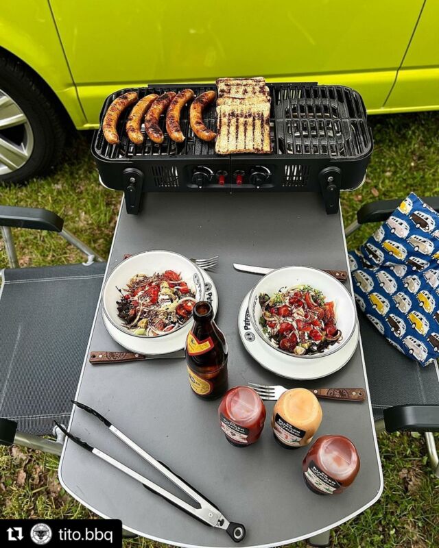 #Repost @tito.bbq
・・・
Das große Abenteuer startet 🚐🏕️.Wir haben uns einen Bulli bei @bulliherz.de gemietet und sind auf der ersten Etappe 640 km an den schönen Starnberger See gefahren.Nach dem der Bulli aufgebaut war ging’s gleich an den Grill. Falchgrillen! Grobe Bratwurst mit Salat und gegrilltem Toast. Keep it simple 🥳Habt ihr schon mal so einen Roadtrip gemacht? Was gibts bei euch leckeres zu Essen?#roadtrip #roadtrips #camping #campinglife #camping⛺️ #campingtrip #campingwithdogs #campingtrips #bratwurst #abendbrot #abendessen #abendbrotzeit #bulli #bulliesofinstagram #bullieslife #bullilove #campingbus #grillen #grillenmachtglücklich #grillenmitfreunden