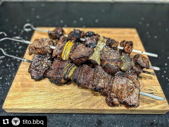 #Repost @tito.bbq
・・・
Irish Dry aged Spieße mit Finadene Sauce und ZitronenSehen nicht nur klasse aus sondern sind auch ne Wucht 😍Fleisch in 3x3 cm große Stücke schneiden und mit Soja Sauce, gewürfelten Zwiebeln, frischem Zitronensaft, einer Chili und Sojasauce mindestens zwei Stunden  marinieren.Die Fleischstücke abwechselnd mit Zitronen auf die Spieße des @meateor.de Mangalgrill aufziehen.Zum angrillen des Fleisches brauchen wir eine relativ hohe Hitze und eine gleichbleibende konstante Glut. Dies bekommen wir am besten mit den @profagus.de GrillisWenn die Kohlen schön durchgeglüht sind können diese in den Grill und die Spieße können nun eingesteckt und gegrillt werden. 4-6 Minuten bei hoher Hitze und dann die Kohle auseinander ziehen um die Hitze zu reduzieren. Nun die Fleischspieße bis zum gewünschten Gargrad ziehen lassen.Die Spieße sind der absolute Knüller. Die Spitzigkeit der Zitrone und die salzige Note der Sojasoße harmonieren hervorragend mit dem erstklassigen Fleisch.#mangal #mangalgrill #meateor #spieße #steak #rumpsteak #grillen #schaschlik #kohle #hitze #finadene #zitronen