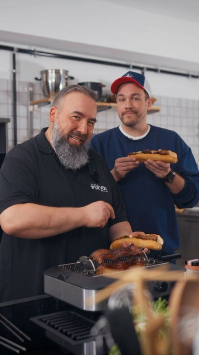 Hier haben der Grillwelmeister @oliver_sievers  und der Comedian @jan_fun_weyde  wieder ein tolles Video für euch 😃 #bbq #lecker #rezepte #fun #comedy #gönndirDiesmal gibt es leckeren Schweinebauch 🐷 vom Kräuterschwein mit einer tollen Salsa. Die passende Gewürzmischung von Spicebude durfte natürlich auch nicht fehlen 🌿Und gegrillt wurde auf unserem Mulit-Infrarotgrill. Der kann nicht nur raucharm grillen, sondern ist auch super kompakt und überall einsetzbar 🤩💥 Abonniert doch unseren Meateor & Spicebude YouTube Kanal und verpasst keine neuen Videos und Tutorials 🎥 Ist eine unserer Schöpfungen schon bei dir eingezogen? Lass es uns wissen und poste dein Foto oder Video mit @meateor.de und #meateor. Schon wissen wir Bescheid, dass du ein Teil unserer Community bist. 🤩