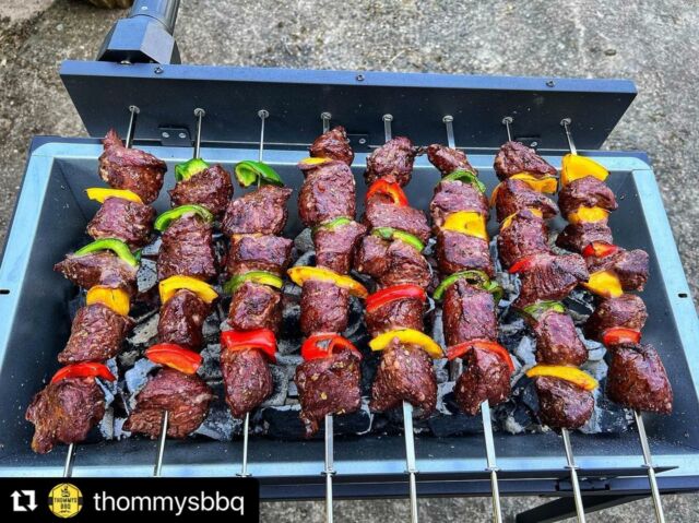 #Repost @thommysbbq
・・・
Einweihung vom Meateor Mangal Grill. Spieße von der Rinderhüfte mit Paprika. Gewürzt mit dem Gyros Gewürz von den Sizzle Brothers. #mangal #mangalgrill #meateor #spieße #grillen #schaschlik #kochenistliebe #foodlover #foodpic #foodgraphy #foodstagram #yummy #picoftheday #foodartchefs #food #goodfood #cheflife #gastronomia #bbq #bbqporn #bbqlovers #bbqfood