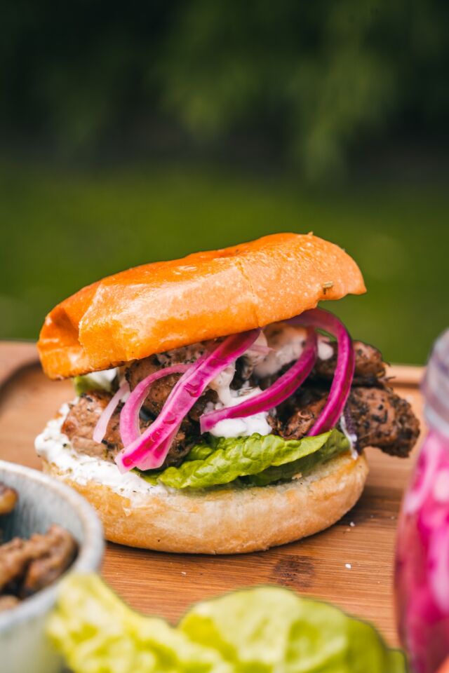 Ein Burger der etwas anderen Art!

Wenn du nach einer köstlichen Alternative zum traditionellen Burger suchst, dann ist der Gyrosburger definitiv die richtige Wahl. 🙌 
Gefüllt mit saftigen Gyrosfleisch und abgerundet mit der extra Portion Tzatziki - einfach ein Genuss. 😋

 #grillen #burger #gyros #meateor