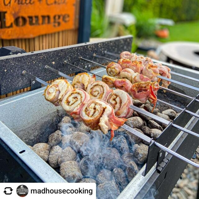 #repost Hähnchenbrustspieße mit Bacon auf unserem Meateor Mangal Grill. Da hat sich @madhousecooking mal richtig gegönnt. 😎

Den Link zum Produkt findet Ihr im Bild.

#grillen #mangalgrill #spieße #bacon #meateor #gönndir