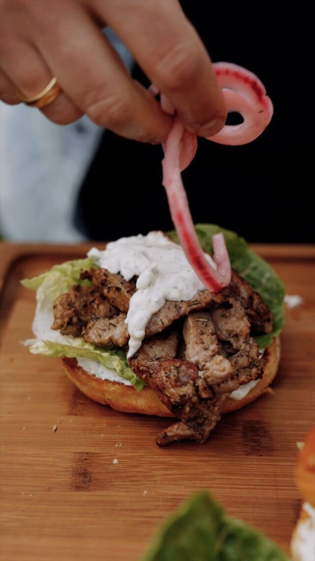 Burger sind super. Gyros ist super. Aber ein Gyros Gedöns Burger - Hallelujah!
Schaut rein was Jan und David hier auf unserem Plancha Gasgrill gezaubert haben! 😎

#burger #gyros #gasgrill #plancha #meateor #gönndir
