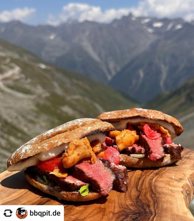 #repost Das ist mal ein Sandwich! @bbqpit.de hat dieses Mordsgerät mit unserem faltbaren Gasgrill auf knapp 3000m höhe zubereitet!
Da kann einem doch nur das Wasser im Mund zusammen laufen!🤤

Link zum Produkt findet Ihr im Bild.

 #flatironsteak #grillen #gasgrill #sandwich #meateor #gönndir