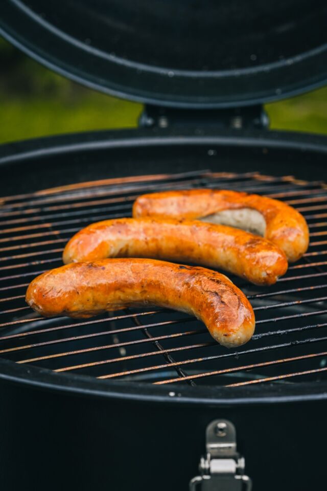 Wat n Knacker! So sollen Würste doch aussehen! 
Diese Schönheiten wurden auf unserem Metall Kamado gegrillt.

Link zum Produkt findet ihr im Bild.

#meateor #grillen #wurst #metallkamado #gönndir