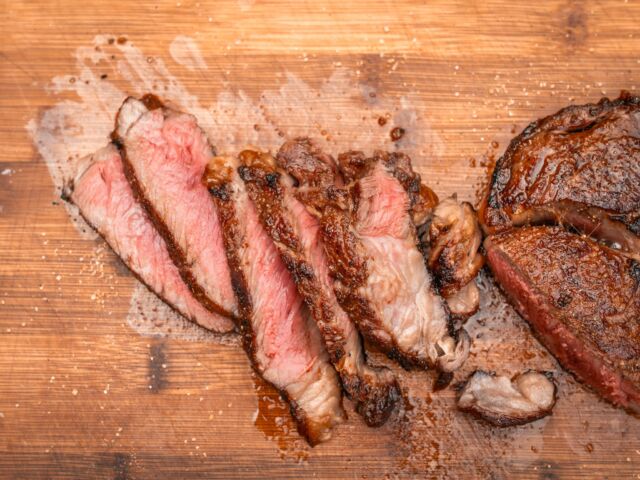 Mit unserem Meateor Helios XL, einem 800 Grad Oberhitzegrill, gelingt Euch definitiv jedes Steak! Schaut euch dieses perfekte Rib-Eye-Steak einmal an und lasst das Wasser im Mund zusammen laufen! 🤤

#heliosxl #ribeye #steak #grillen #meateor #gönndir