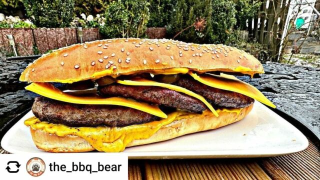 #respost Das ist mal n Sandwich! Ein X-Tra Long Chili Cheese zubereitet von The BBQ Bear auf unserem Mini Kamado.

Link zum Produkt findet Ihr im Bild.

#sandwich #chilicheese #grillen #meateor #gönndir